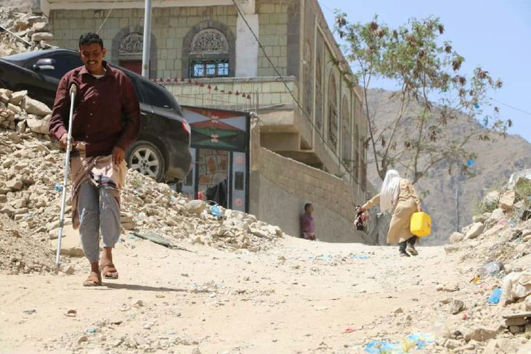 تجمع لأطفال ونساء تعز حول صهريج مياه خيري