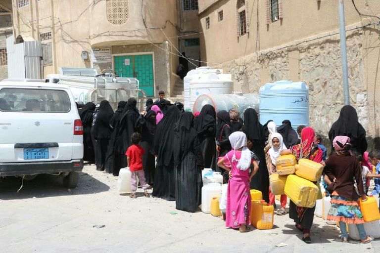 تجمع لأطفال ونساء تعز حول صهريج مياه خيري