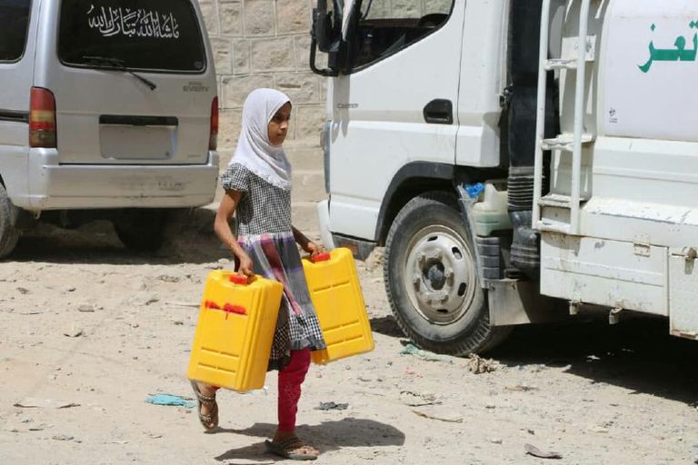 تجمع لأطفال ونساء تعز حول صهريج مياه خيري