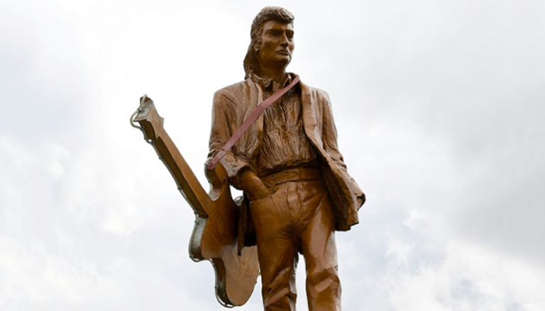  تمثال خشبي لمغني الروك الفرنسي الراحل جوني هاليداي 