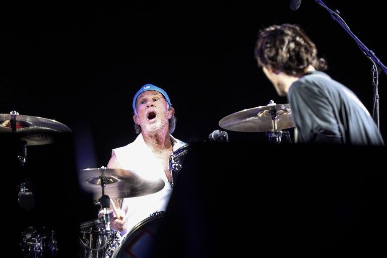 "ريد هوت تشيلي بيبرز" الأمريكية تحيي حفلا عند سفح الأهرامات