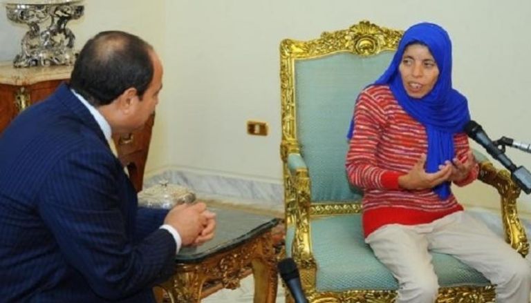 الرئيس المصري عبدالفتاح السيسي مع منى إبراهيم