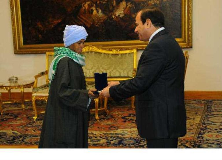 الرئيس المصري عبدالفتاح السيسي مع منى إبراهيم