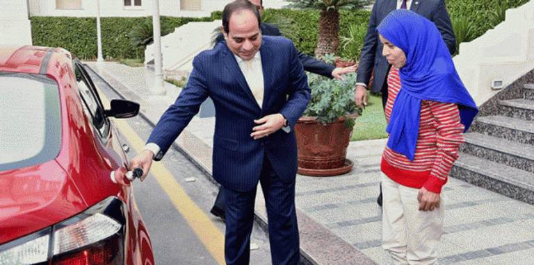 الرئيس المصري عبدالفتاح السيسي مع منى إبراهيم