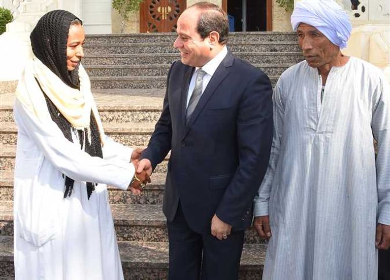 الرئيس المصري عبدالفتاح السيسي مع منى إبراهيم