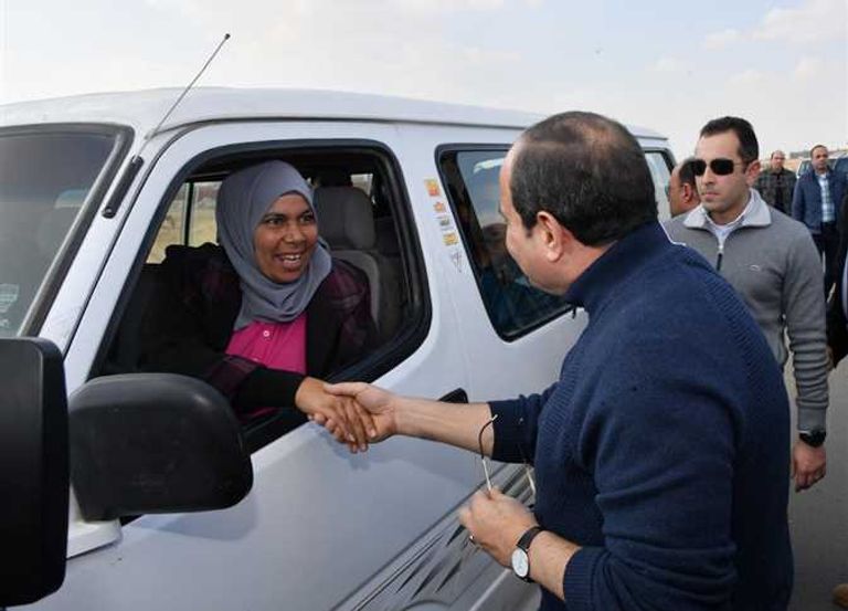 الرئيس المصري عبدالفتاح السيسي مع منى إبراهيم