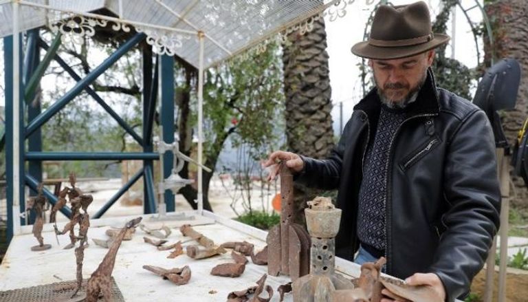لبناني يحوّل شظايا الحرب إلى تماثيل
