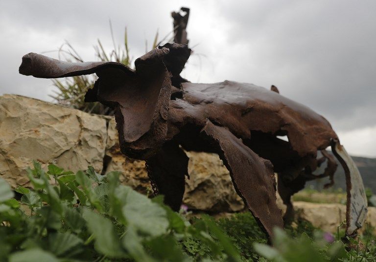 لبناني يحوّل شظايا الحرب إلى تماثيل