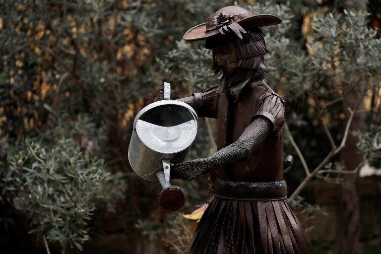 لبناني يحوّل شظايا الحرب إلى تماثيل