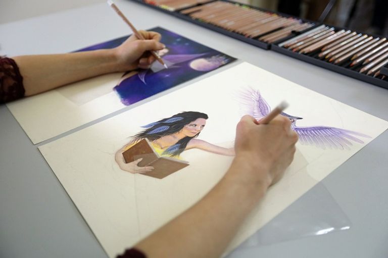 هولندية ترسم لوحات مزدوجة بكلتا يديها