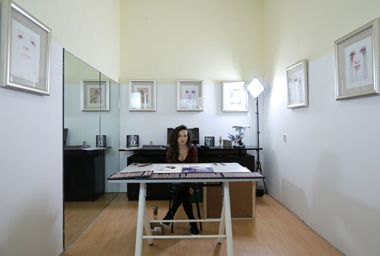 هولندية ترسم لوحات مزدوجة بكلتا يديها