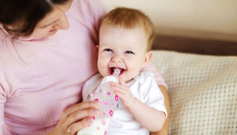 يفضل حمل الطفل في وضع عامودي لمدة من ربع إلى نصف ساعة بعد الرضاعة