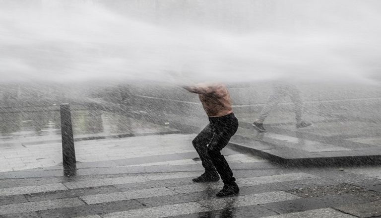 اشتباكات بين الشرطة والسترات الصفراء في وسط باريس