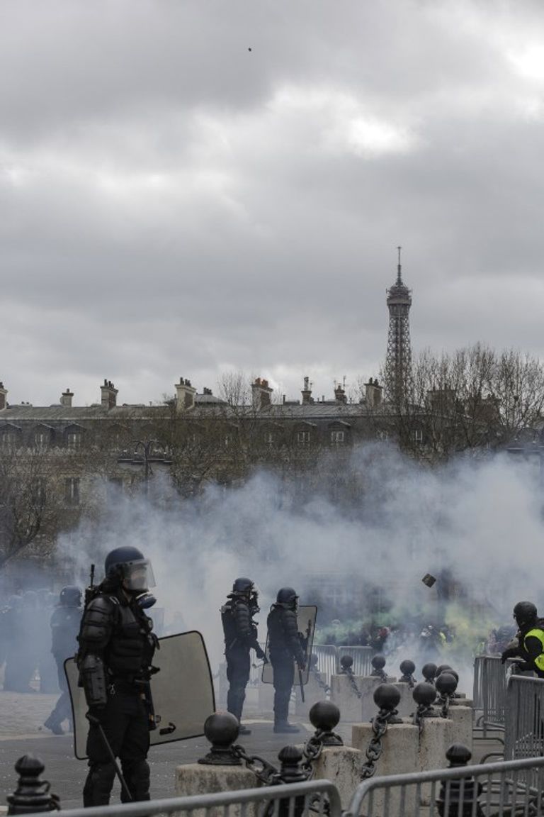 اشتباكات بين الشرطة والسترات الصفراء في وسط باريس