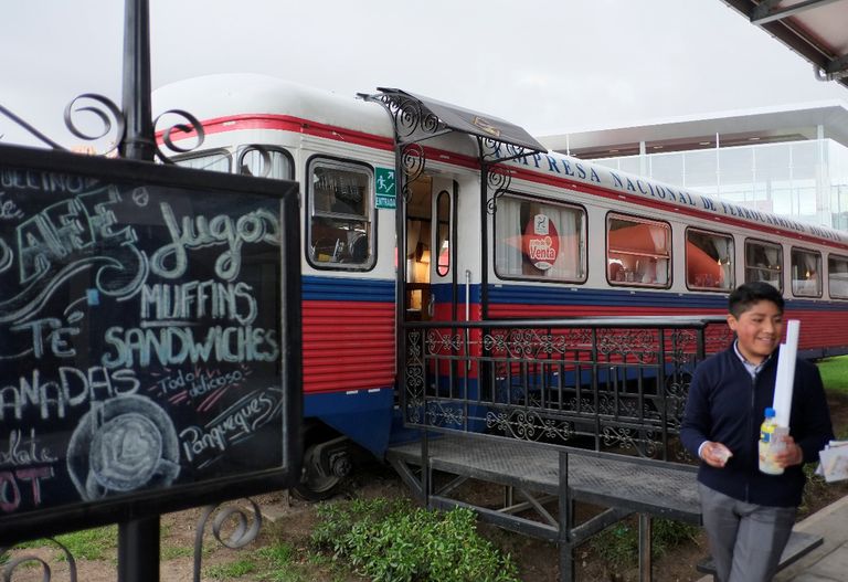 عربات قطار قديم تتحول لمطعم رائع في بوليفيا