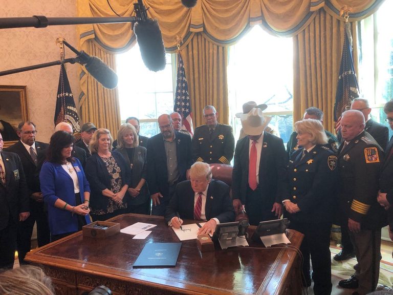 دونالد ترامب يوقع على الفيتو ضد قرار الكونجرس بشأن تمويل الجدار