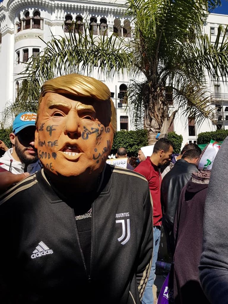 ترامب في مظاهرات الجزائريين طفل يحمل راية الجزائر على ظهر جده في مظاهرات الجمعة