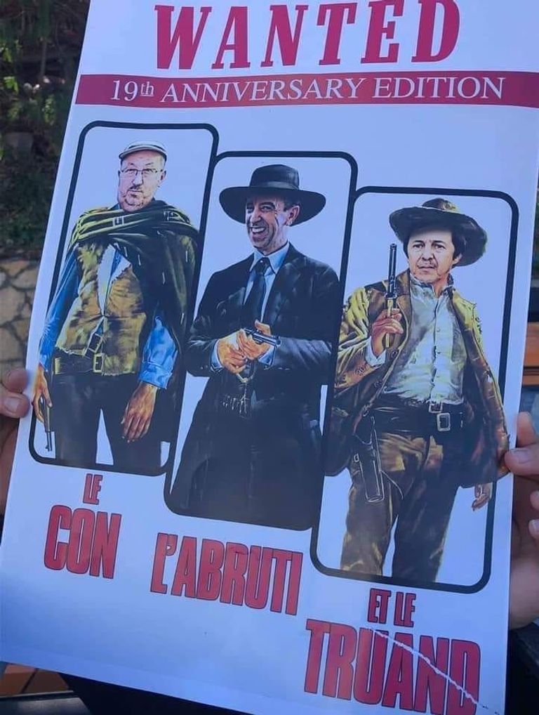 لافتات الجزائريين في مظاهراتهم طفل يحمل راية الجزائر على ظهر جده في مظاهرات الجمعة