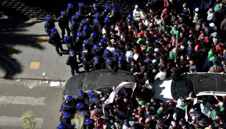 المظاهرات الرافضة لقرارات الرئيس الجزائري - رويترز 