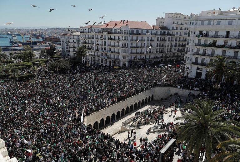 المظاهرات الرافضة لقرارات الرئيس الجزائري - رويترز