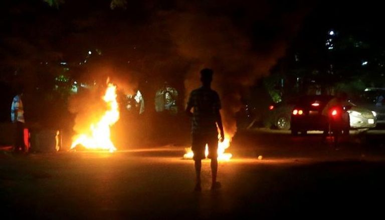 متظاهر سوادني يشعل النار في إطارات بشوارع الخرطوم- رويترز