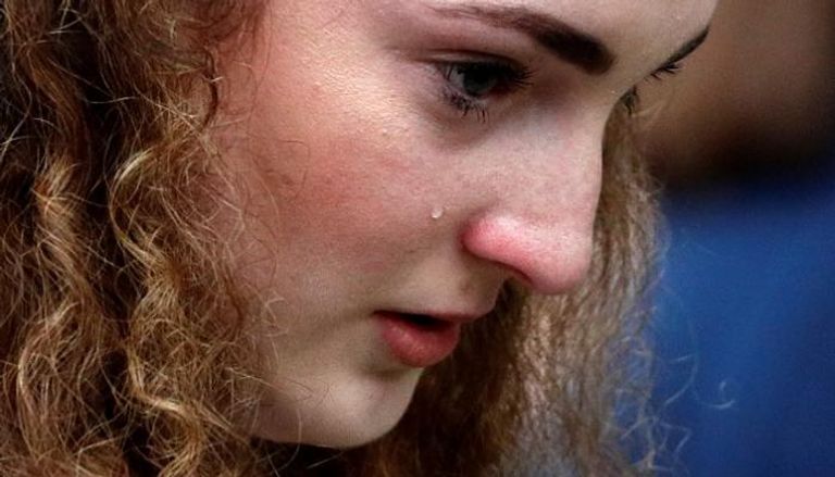 دموع فتاة أثناء تأبين ضحايا الهجوم الإرهابي - رويترز