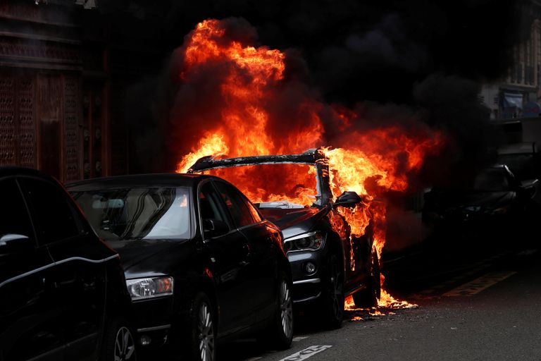 متظاهرو السترات الصفراء يشعلون النيران في أكشاك وسيارات بشوارع باريس اشتباكات بين الشرطة الفرنسية ومتظاهري "السترات الصفراء" في باريس