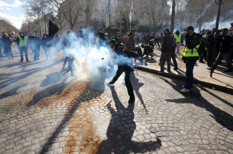 اشتباكات بين الشرطة الفرنسية ومتظاهري "السترات الصفراء" في العاصمة باريس اشتباكات بين الشرطة الفرنسية ومتظاهري "السترات الصفراء" في باريس