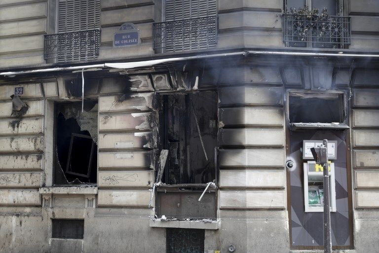 متظاهرو السترات الصفراء يشعلون النيران في أكشاك وسيارات بشوارع باريس اشتباكات بين الشرطة الفرنسية ومتظاهري "السترات الصفراء" في باريس