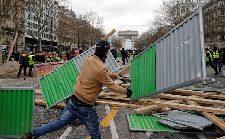 اشتباكات بين الشرطة الفرنسية ومتظاهري "السترات الصفراء" في العاصمة باريس اشتباكات بين الشرطة الفرنسية ومتظاهري "السترات الصفراء" في باريس