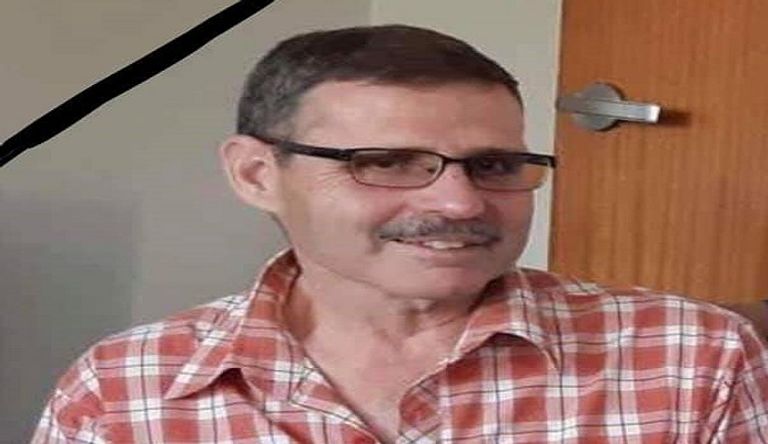 أحد ضحايا المجزرة المهندس المصري منير سليمان مع أصدقائه