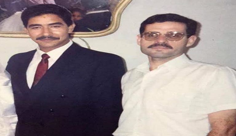 أحد ضحايا المجزرة المهندس المصري منير سليمان مع أصدقائه