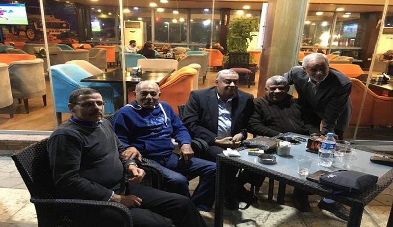 أحد ضحايا المجزرة المهندس المصري منير سليمان مع أصدقائه