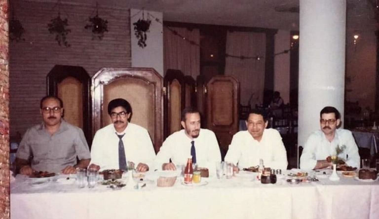 أحد ضحايا المجزرة المهندس المصري منير سليمان مع أصدقائه