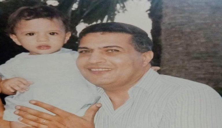 أحد ضحايا المجزرة المهندس المصري منير سليمان مع أصدقائه