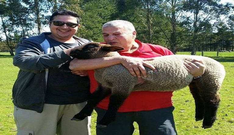 أحد ضحايا المجزرة المهندس المصري منير سليمان مع أصدقائه