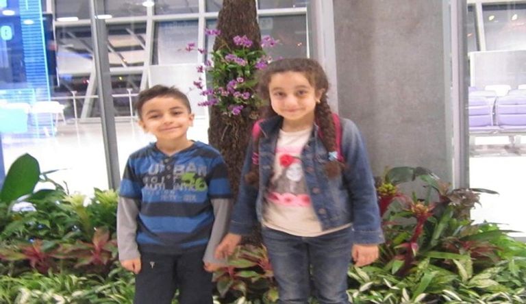 أحد ضحايا المجزرة المهندس المصري منير سليمان مع أصدقائه