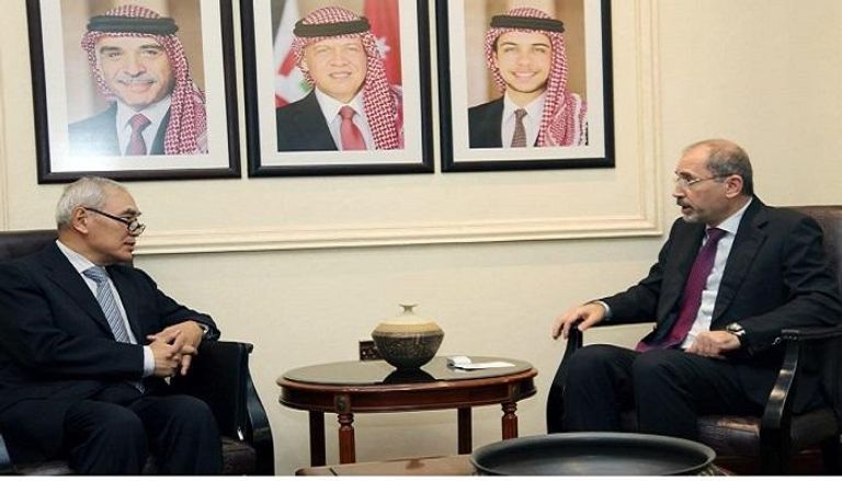 وزير الخارجية الأردني خلال استقبال المبعوث الصيني لسوريا شي شياويان