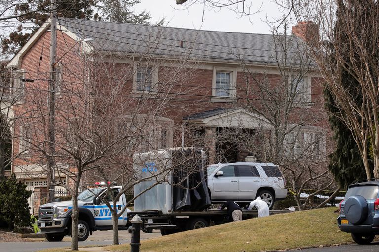 الشرطة الأمريكية خلال معاينة موقع الجريمة