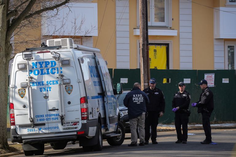 الشرطة الأمريكية خلال معاينة موقع الجريمة