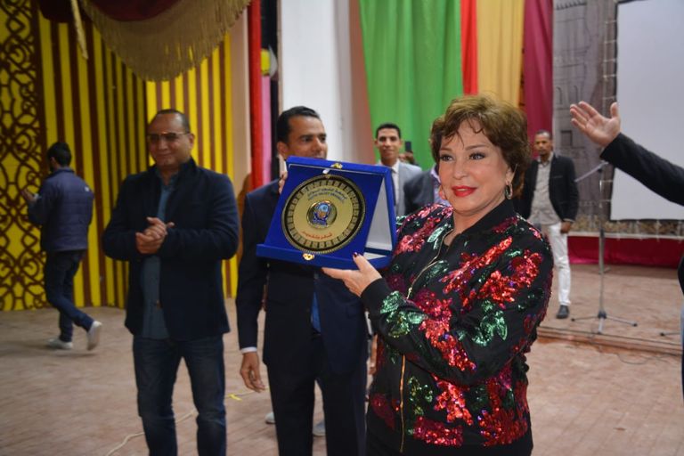 لبلبة خلال غنائها مع طالبة صعيدية