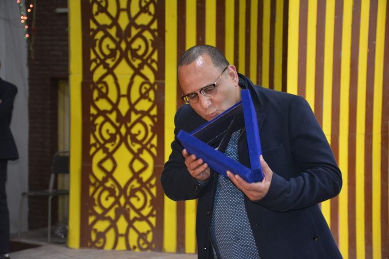 لبلبة خلال غنائها مع طالبة صعيدية