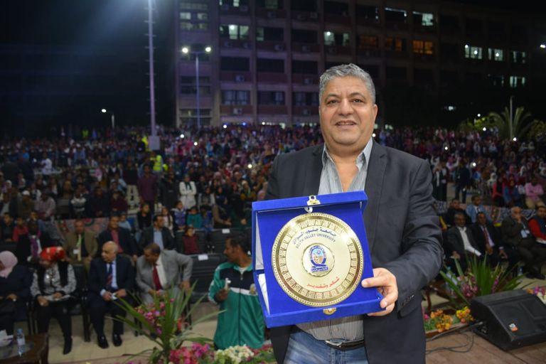 لبلبة خلال غنائها مع طالبة صعيدية