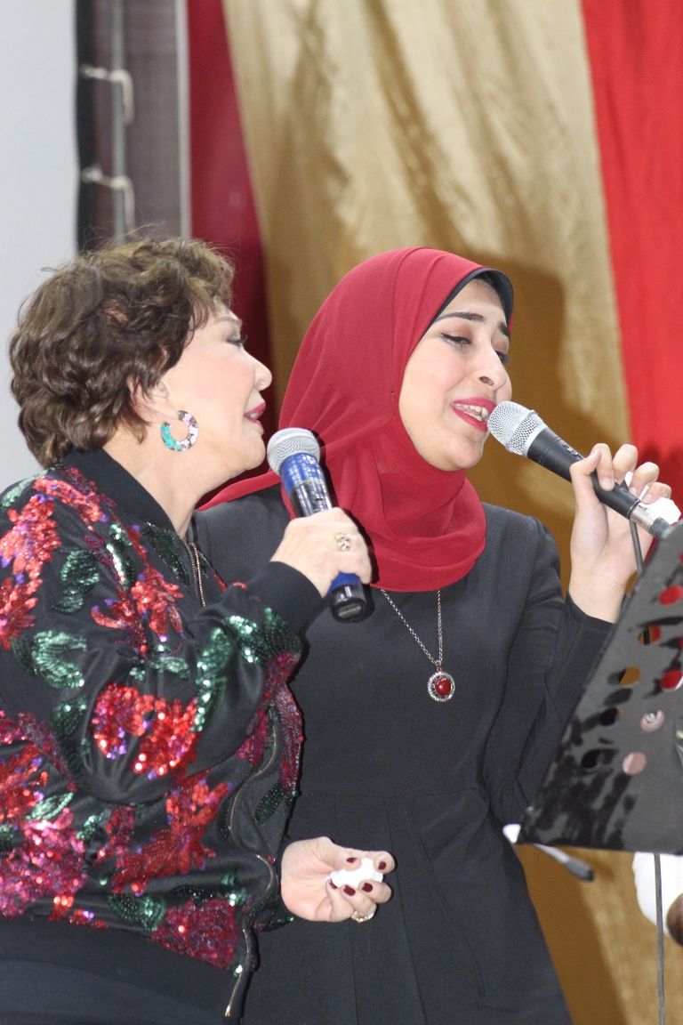 لبلبة خلال غنائها مع طالبة صعيدية