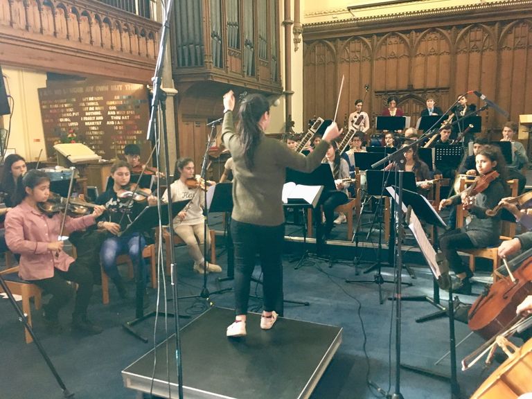 أوركسترا "زهرة" للعازفات الأفغانيات