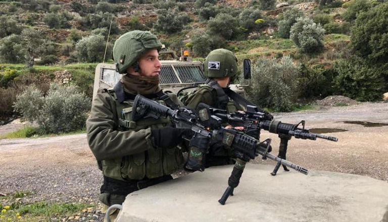 جنود بالجيش الإسرائيلي في موقع الهجوم 
