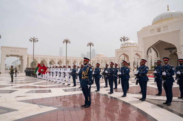 مراسم استقبال الرئيس الأفغاني لدى وصوله قصر الرئاسة بأبوظبي الشيخ محمد بن زايد آل نهيان خلال استقباله الرئيس الأفغاني