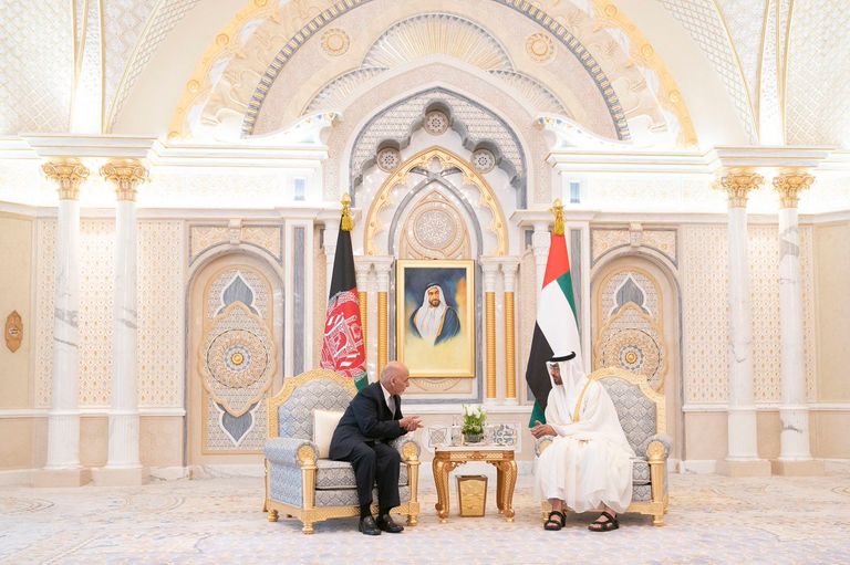 الشيخ محمد بن زايد والرئيس الأفغاني خلال المباحثات