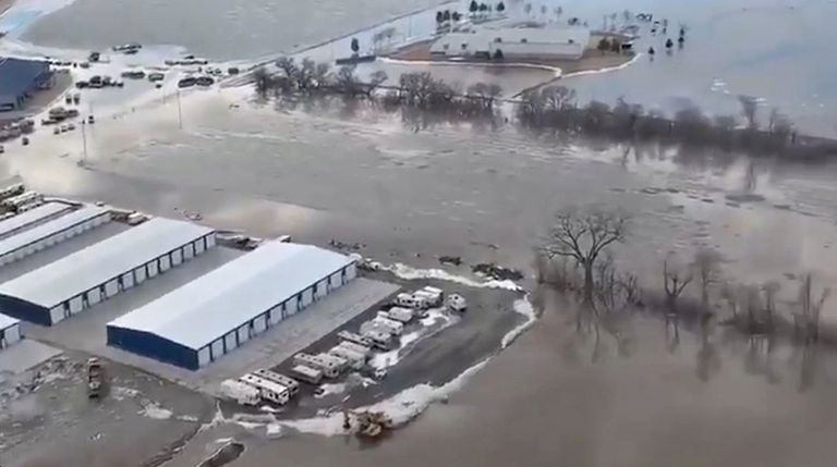 فيضانات تاريخية تضرب ولاية نبراسكا الأمريكية بعد عاصفة قوية