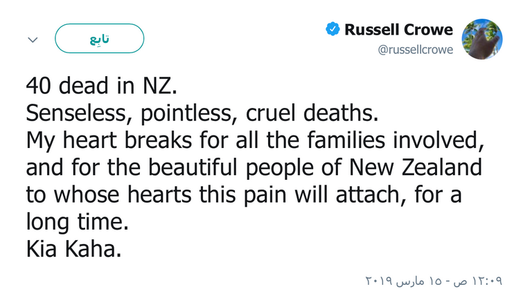 طفل يضع باقة خارج مسجد النور عند نصب تذكاري لضحايا الاعتداء